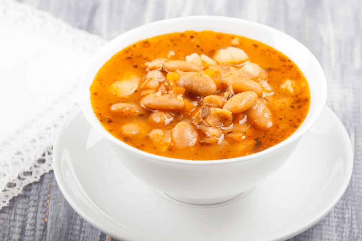 Biała miska z zupą fasolową